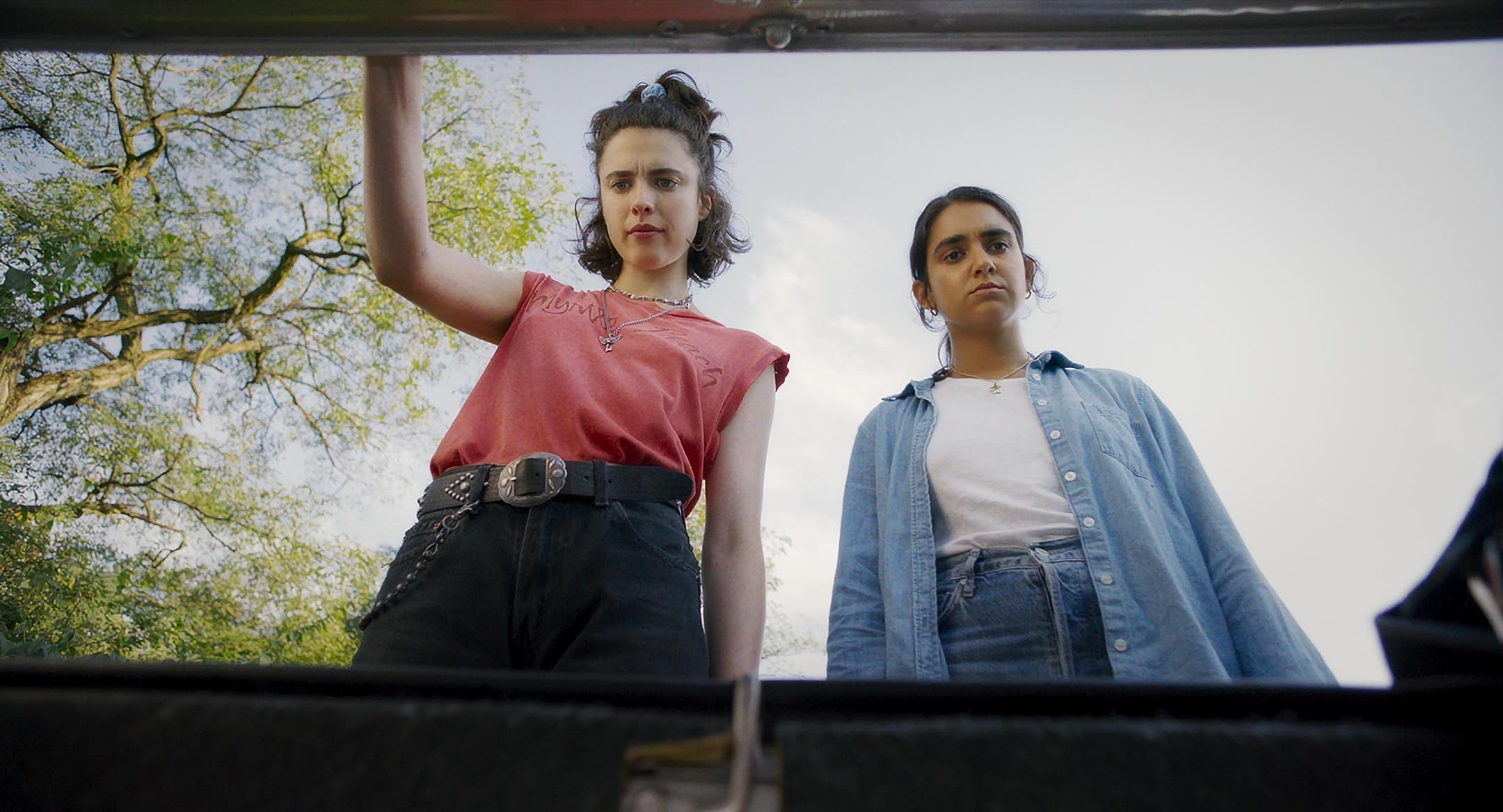 Margeret Qualley and Geraldine Viswanathan in Drive-Away Dolls (2024). Photo by Courtesy of Working Title / Focu/Courtesy of Working Title / Foc - © 2023 Focus Features. LLC.